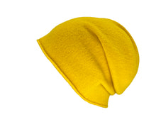 Laden Sie das Bild in den Galerie-Viewer, NeRo Rollrandmütze aus Wolle (Merino) in gelb
